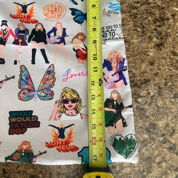 Taylor Swift Pillow Cover - Picture 4 of 5